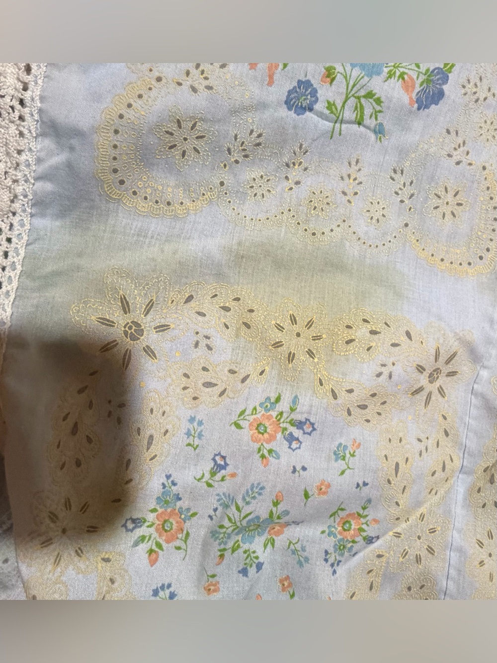 Vintage Floral Tablecloth With Lace Pattern - Picture 5 of 8